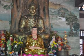 Ban thờ trong Chùa Phật Lớn - An Giang