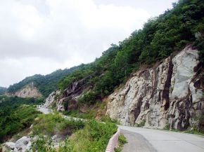 Con đường dọc theo những vách núi dẫn đến Núi Cấm